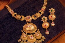 Record Gold Price: সোনার দাম রেকর্ড গতিতে বাড়ছে, ৩৫ বছরে কত বেড়েছে? এক কেজিতে একটি ল্যান্ডরোভার কেনা যায়