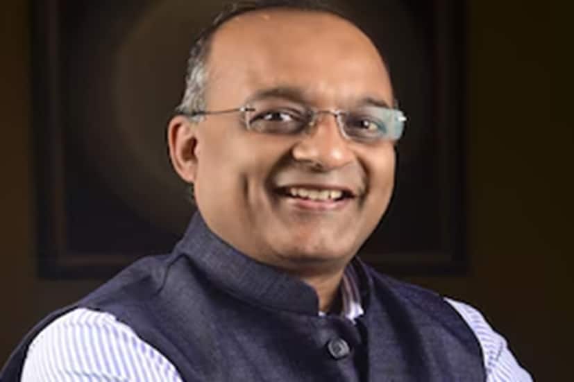 শশীধর জগদীশন জানান যে, “আয় বৃদ্ধির জন্য অনেক রানওয়ে রয়েছে। আমরা গ্রাহকদের সঙ্গে যুক্ত হওয়ার জন্য এবং আসন্ন উদীয়মান প্রযুক্তির সঙ্গে উদ্ভাবন চালিয়ে যাওয়ার জন্য সামনের প্রান্তে প্রচুর লোক রাখতে চাই।” তিনি উল্লেখ করেছেন যে ব্যাঙ্কের এআই-এর বর্তমান ব্যবহার কর্মী ছাঁটাইয়ের সিদ্ধান্ত গ্রহণের পরিবর্তে পুনর্গঠন এবং প্রক্রিয়া অপ্টিমাইজেশনের উপর দৃষ্টি নিবদ্ধ করে। তিনি জানান যে, “এটি টার্নঅ্যারাউন্ড সময় কমাতে, প্রক্রিয়াগুলি সরল করতে এবং গ্রাহক অভিজ্ঞতার একটি মোটামুটি ভিত্তি তৈরি করতে ব্যবহার করা হবে, যা যথেষ্ট পরিমাণে কাজের সুযোগ মুক্ত করবে।”