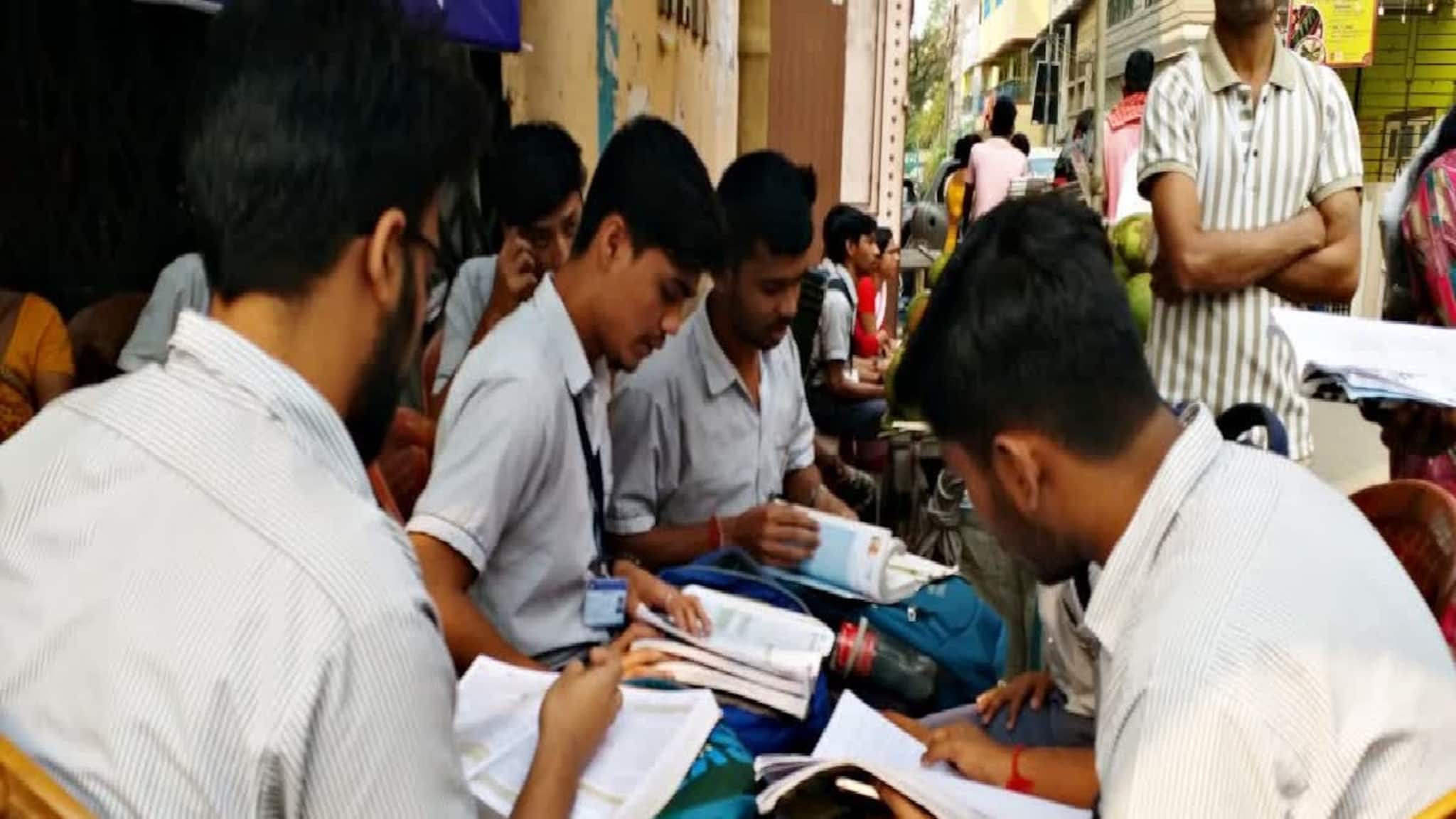 Madhyamik Examination 2026: মাধ্যমিকে মোবাইল-কাণ্ড! এআই ভরসায় টুকলি, হুগলিতে একাধিক পরীক্ষা বাতিল