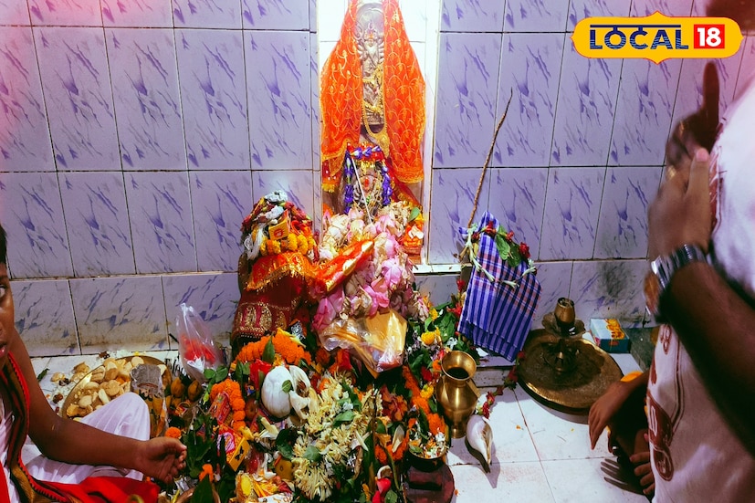ওই গভীর জঙ্গলে তন্ত্রসাধনা করতেন এক তান্ত্রিক। এক বালককে মা দুর্গার কাছে উৎসর্গ করতে নিয়ে যাচ্ছিলেন তিনি। বাধা দেন কবি জয়দেব। সেই তান্ত্রিককে নিরস্ত করতে ভক্ত জয়দেবের আহ্বানে মা দুর্গা কৃষ্ণরূপে দেখা দেন। সেই থেকে কবি মায়ের নামকরণ করেন শ্যামরূপা। রাজা লক্ষ্মণ সেন এখানে প্রথম মা দুর্গার পুজো শুরু করেন। পরবর্তীতে সামন্ত রাজা ইছাই ঘোষই মায়ের আরাধনা করতেন।