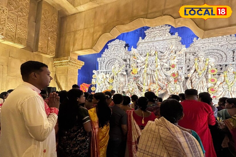 এই বছর ঘাটাল মহকুমার দুর্গোৎসবে নজিরবিহীন ভিড় লক্ষ্য করা যাচ্ছে। সন্ধ্যা গড়াতেই শুরু হয় মানুষের ভিড়। রাত যত বাড়ছে, ততই ভিড় জমছে রাস্তায় ও মণ্ডপে। ঘাটালের বিভিন্ন পুজো মণ্ডপে থিমের বৈচিত্র্য দর্শকদের মন কেড়েছে। সৌমিত্র ঘাটি নামে এক দর্শনার্থী জানান, “রাত যত গভীর হয়, মানুষের ঢল ততই বাড়ে।” আশেপাশের জেলাগুলি থেকেও অসংখ্য মানুষ পুজো উপভোগ করতে ঘাটালে আসছেন।