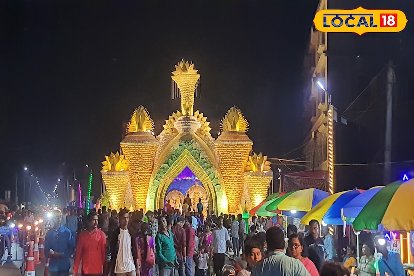 ঘাটালে দুর্গোৎসবে রেকর্ড ভিড়, রাস্তায় জনজোয়ার। দুর্গাপুজো উপলক্ষে ঘাটাল মহকুমাজুড়ে দর্শনার্থীদের ঢল নেমেছে। রাত যত বাড়ছে, ভিড় যেন রাস্তায় উপচে পড়ছে। বিশেষ করে ঘাটাল-পাঁশকুড়া রাজ্য সড়ক ও দাসপুর-ঘাটালের একাধিক রাজ্য সড়কে ভিড়ের চাপ। ঘাটালের বিভিন্ন মণ্ডপে অভিনব থিমের ছড়াছড়ি থাকায় দর্শকদের আগ্রহ তুঙ্গে। স্থানীয়দের পাশাপাশি আশেপাশের জেলা থেকেও হাজার হাজার মানুষ ভিড় জমাচ্ছেন। (ছবি ও তথ্যঃ মিজানুর রহমান)