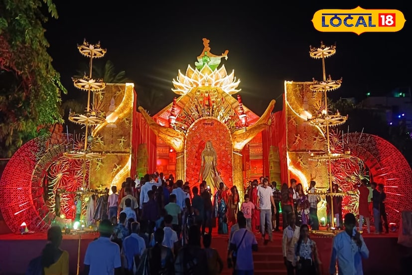 পুজো ঘিরে ঘাটালে উচ্ছ্বাস তুঙ্গে। দুর্গোৎসবের আবহে ঘাটাল মহকুমায় এই বছর দর্শনার্থীদের রেকর্ড ভিড় জমেছে। মণ্ডপে মণ্ডপে উপচে পড়া ভিড় দেখে স্থানীয়রাও বিস্মিত। থিমপুজোর জাঁকজমক দর্শকদের মুগ্ধ করছে। (ছবি ও তথ্যঃ মিজানুর রহমান)