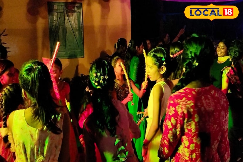 সপ্তম থেকে নবম দিনের মাঝে এই ডাণ্ডিয়া খেলার আয়োজন করা হয়। কালচিনি দুর্গা মন্দির পুজো কমিটির পক্ষ থেকে নবরাত্রি পুজোর আয়োজন হয়েছে। এলাকার মহিলা ব্রতীদের সকাল থেকে রাত অবদি দেখা যায় মণ্ডপে। ডাণ্ডিয়া খেলার আয়োজন করা হয় অষ্টমীর রাতে।