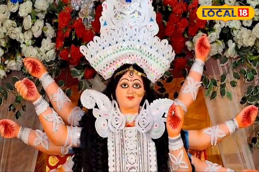 এরমধ্যে যে পুজো গুলো বিশেষ নজর কেড়েছে তার মধ্যে, বরাহনগরের অন্যতম আকর্ষণ নেতাজি কলোনি লো ল্যান্ড সার্বজনীন দুর্গোৎসব। ৩৬ বছরে পদার্পণ করা এই পূজোর এবারের থিম “বাংলার মুখ”। বাংলার ঐতিহ্যবাহী শিল্পকলাকে — পটচিত্র, পোড়ামাটি, টেরাকোটা, মাদুর, বাঁশ ও বেত শিল্প — মণ্ডপসজ্জার মাধ্যমে ফুটিয়ে তোলা হয়েছে
