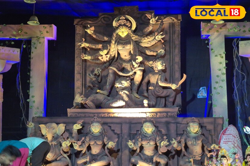পাহাড়ের চূড়ায় বসে রয়েছেন এক ঋষি। তিনি তপস্যা করছেন। পুজো কমিটির এই থিম দর্শনার্থীদের কাছে খুবই আকর্ষণীয় হয়ে উঠেছে। (ছবি ও তথ্য - তন্ময় নন্দী)