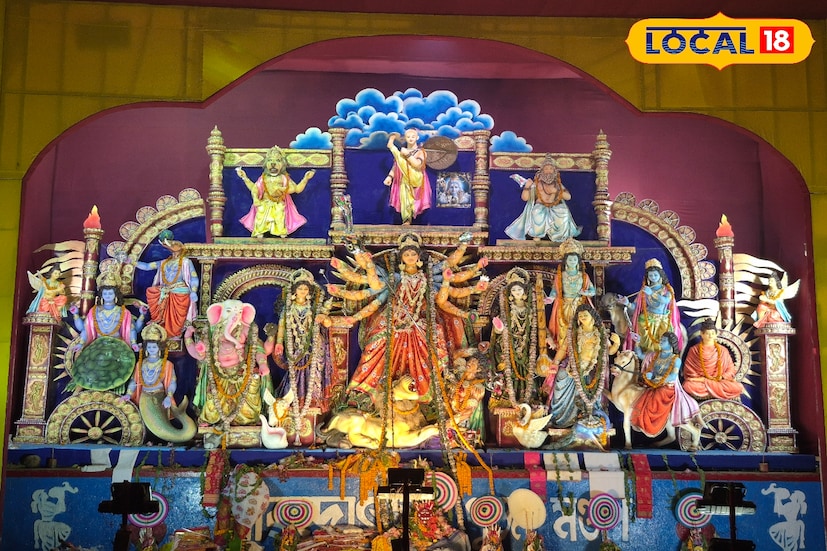 প্রতিমাতেও রয়েছে চমক, মণ্ডপে রয়েছে বিষ্ণুর দশ রূপের দশ অবতারের রূপ।