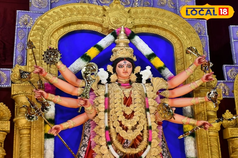 বিজয়া দশমীর দিন সকালে রাম মন্দিরে যান এবং সেখানে গিয়ে একটি ঘিয়ের প্রদীপ জ্বালুন। 