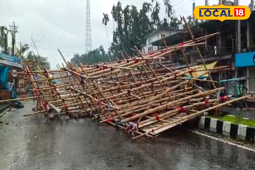 ওদলাবাড়ির বিবেকানন্দ পল্লী ক্লাবের যত্নে সাজানো আলোকসজ্জার গেট ভেঙে পড়ল বৃষ্টির দাপটে। ক্লাব সদস্যদের চোখেমুখে স্পষ্ট হতাশা। যে গেটে ছিল রাতের আনন্দের আলো, সেখানে এখন শুধু ভাঙনের দাগ।