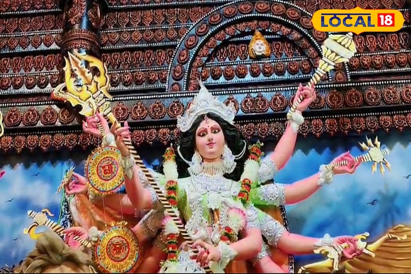 ভিড় সামলাতে আগে থেকেই পুলিশি নজরদারি ও নিরাপত্তার কড়াকড়ি করা হয়েছে বনগাঁ জুড়ে। শহরের মোড়ে মোড়ে রয়েছে পুলিশ ও সিভিক ভলান্টিয়ার। যান চলাচলেও নিয়ন্ত্রণ করা হচ্ছে দর্শনার্থীদের সুবিধার্থে