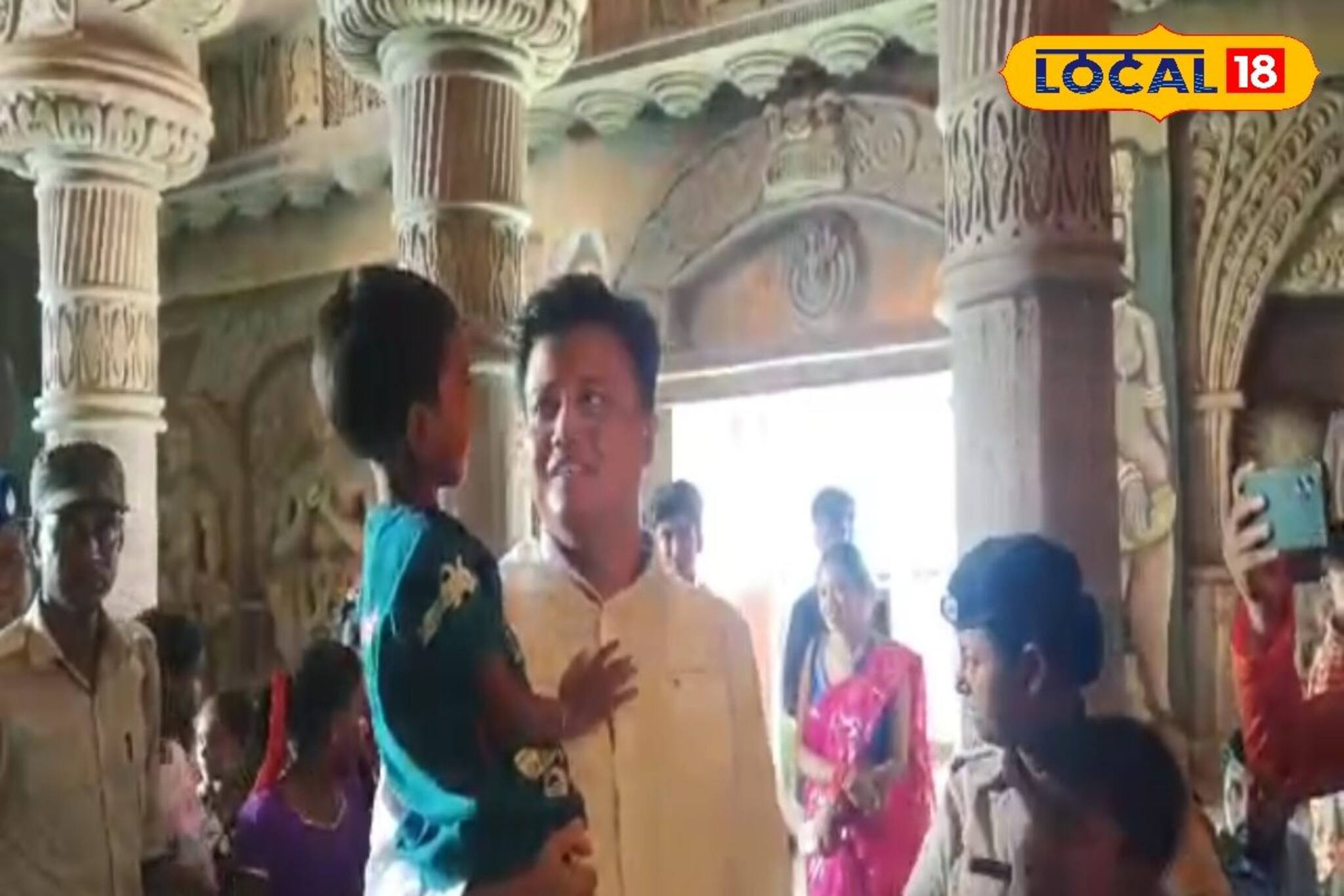 বাবা-মা নয়, পুলিশের কোলে চেপে ঠাকুর দেখল খুদেরা! কেন জানেন? শুনলে গর্ব হবে