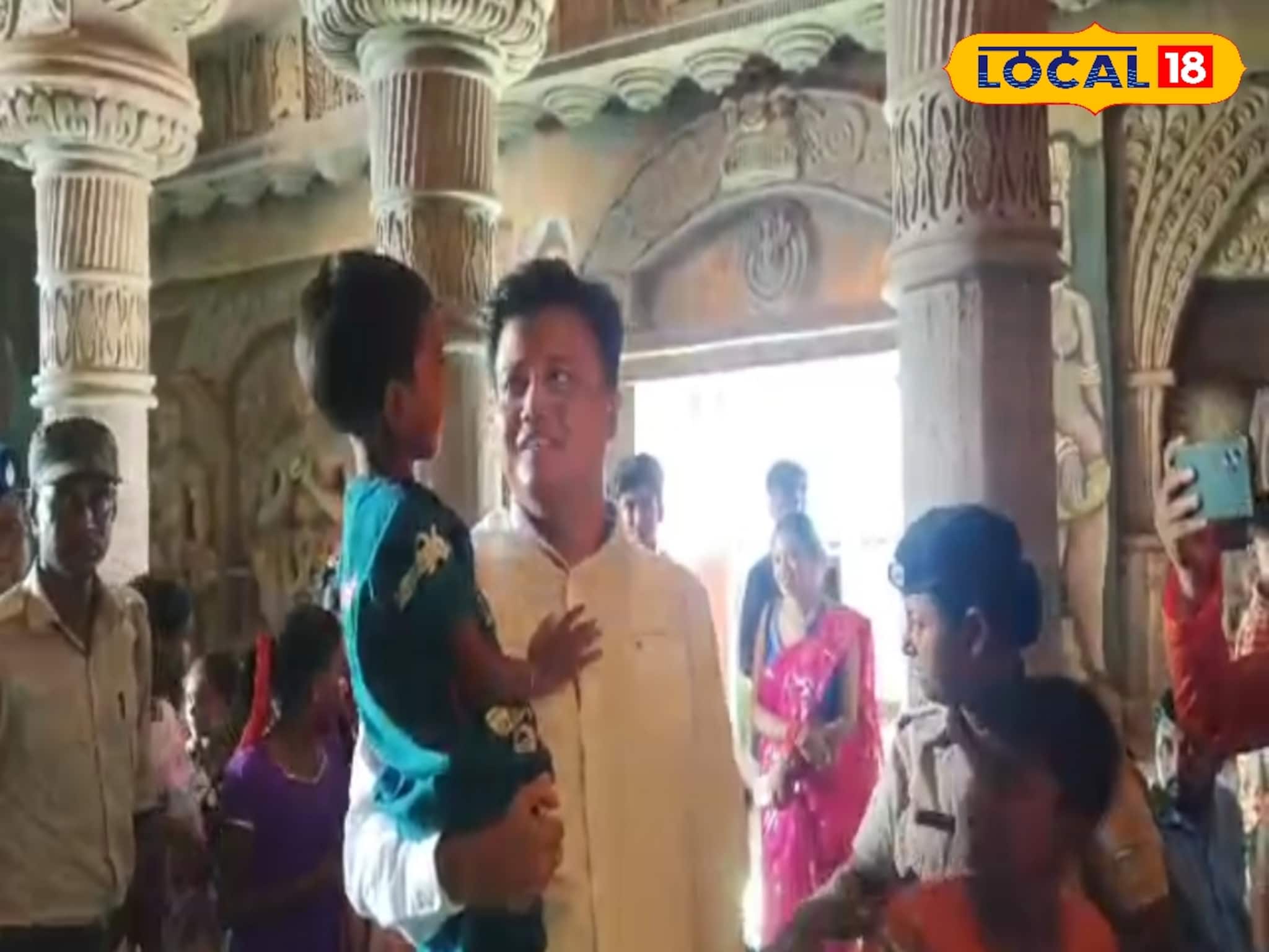 বাবা-মা নয়, পুলিশের কোলে চেপে ঠাকুর দেখল খুদেরা! কেন জানেন? শুনলে গর্ব হবে