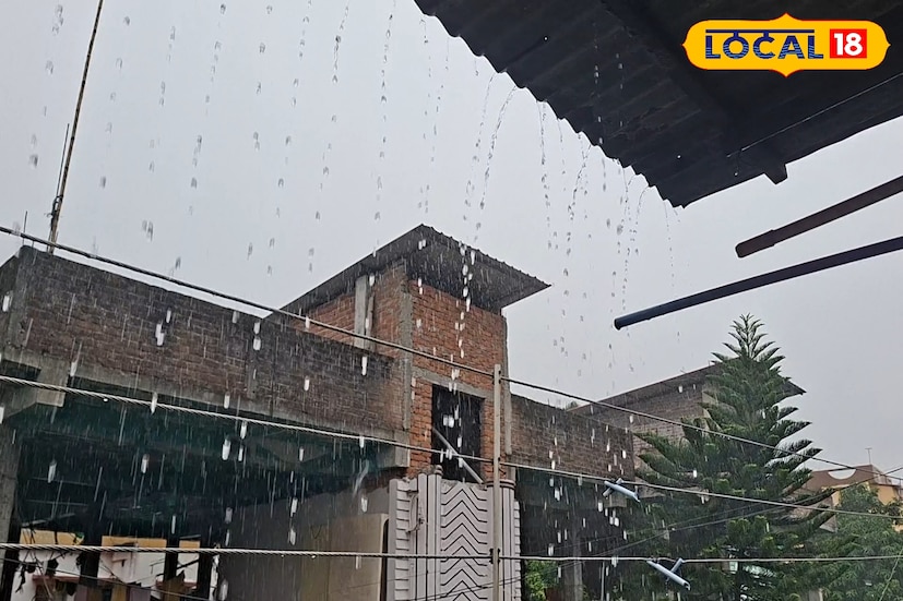 শিলিগুড়ি, ঋত্বিক ভট্টাচার্য : নবমীর সকালে শহরের আকাশ ভারী মেঘে ঢাকা থাকতেই বেলা বারোটা নাগাদ শিলিগুড়িতে ঝমঝমিয়ে বৃষ্টি নেমে আসে। সকাল থেকেই উত্তরবঙ্গের বিভিন্ন জেলায় মাঝারি বৃষ্টিপাত চলছে। বেলা বাড়ার সঙ্গে সঙ্গে শিলিগুড়িতেও বৃষ্টি প্রবল আকার নেয়।