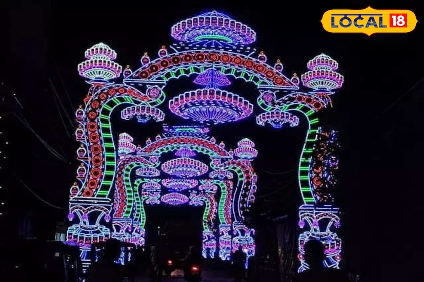 গঙ্গারামপুর চৌপথি থেকে থানা রোডে পা রাখতেই চোখে পড়ছে চন্দননগরের দৃষ্টিনন্দন আলোকসজ্জা। আটটি সুবিশাল আলোকদ্বার যেন সুড়ঙ্গ তৈরি করে দর্শনার্থীদের টেনে নিয়ে যাচ্ছে ইয়ুথ ক্লাবের পুজো মণ্ডপে। সুস্মিতা গোস্বামী 