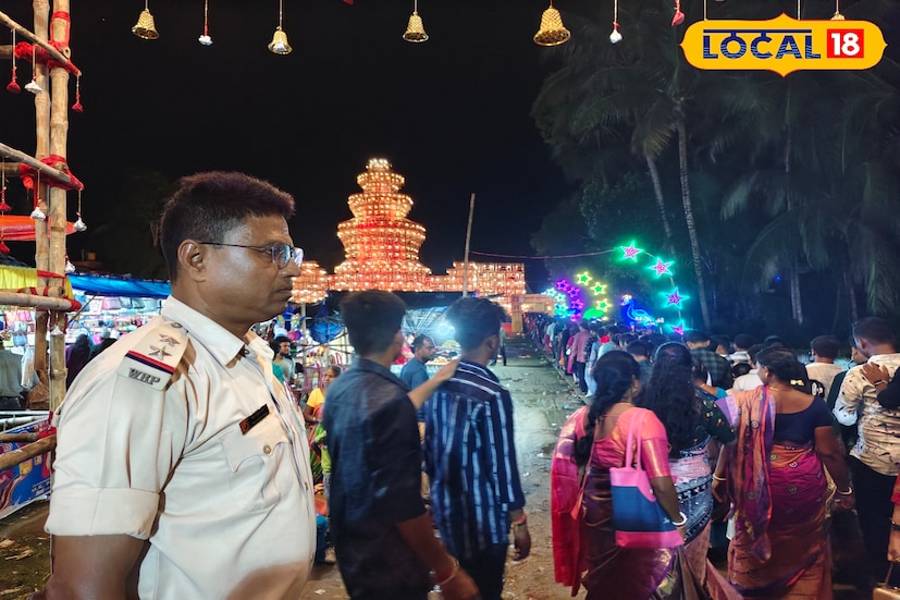 প্রতিবছর কলকাতা বা বড় শহরের পুজোর দিকে মানুষের ঝোঁক বেশি হলেও এবছর পরিস্থিতি অন্যরকম। ঘাটালের গ্রামীণ পুজোই প্রমাণ করে দিয়েছে যে, থিমের অভিনবত্ব ও মানুষের আবেগ মিলিয়ে গ্রামবাংলার দুর্গাপুজোও এখন শহরের পুজোকেও সমানভাবে চ্যালেঞ্জ ছুঁড়ে দিচ্ছে। (ছবি ও তথ্য: মিজানুর রহমান)