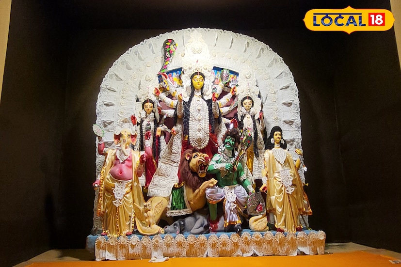 চিত্তরঞ্জন পাঁচ পল্লী এলাকার দুর্গাপুজো কমিটির চিপ পেট্রন নেপাল চক্রবর্তী বলেন, ”শুধু চিত্তরঞ্জন শহর নয় আসানসোল দুর্গাপুর এমনকি ঝাড়খণ্ড থেকেও বহু মানুষ এই প্রতিমা দর্শন করতে আসছেন। স্বাভাবিকভাবেই আমাদের এই বারের থিম সকালের কাছে নজর কেড়েছে”। (ছবি ও তথ্য: রিন্টু পাঁজা)