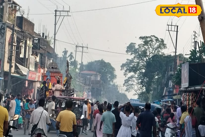 প্রতিমা নিরঞ্জন হয়ে গেলেই এই মেলায় আসতে দেখা যায় শোভাযাত্রার সঙ্গে আসা মানুষদের।তবে উপরি পাওনা দেশ ও বিদেশের পর্যটকের দল।জলদাপাড়ায় বেড়াতে এসে ঢাকের আওয়াজ শুনে ঘরে মন টেকেনা কোনও পর্যটকের।হলং নদীর ঘাটে এসে প্রতিমা নিরঞ্জন দেখার পাশাপাশি মেলা দেখে খুশির বাঁধ ভেঙেছিল তাদের।