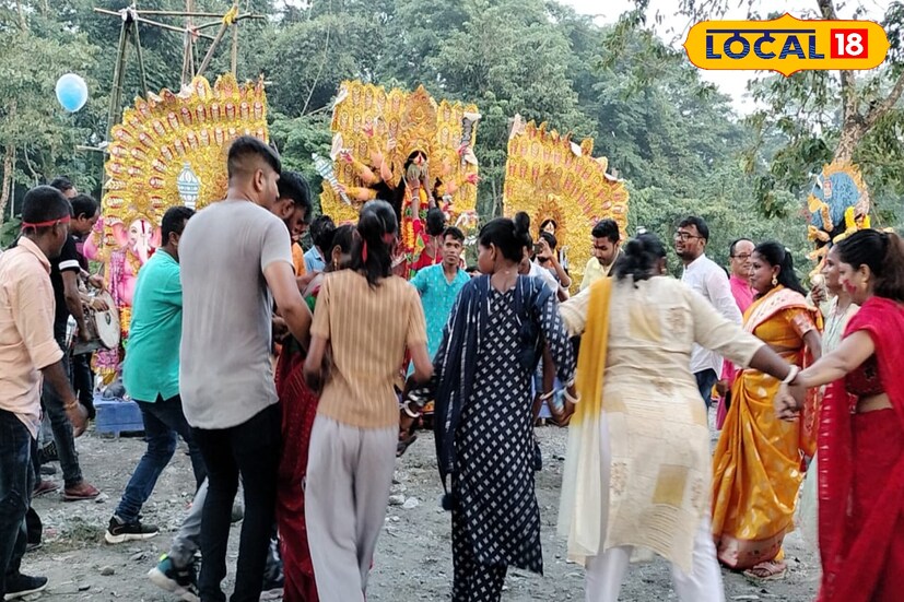 মাদারিহাটের হলং নদীর প্রতিমা নিরঞ্জন ঘাটে আসেন মুলত কালচিনি ব্লক ও বীরপাড়া-মাদারিহাট ব্লকের প্রতিমাগুলি।মেলাতে তিনদিন ধরে পাঁচ হাজারের বেশি মানুষের সমাগম হয়।ঐতিহ&#x200d;্যবাহী এই ঘাটকে প্রতিমা নিরঞ্জনের সঙ্গে সঙ্গে পরিষ্কার করে ফেলতে দেখা যায় সাফাইকর্মীদের।