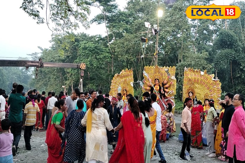 মাদারিহাট, অনন্যা দে: মাদারিহাটের ঐতিহ্যবাহী বিসর্জন মেলার আনন্দে সামিল হতে আলিপুরদুয়ার জেলাবাসী সহ হাজির হন পর্যটকেরা হলং নদীর ধারে। দুর্গা পুজোর দশমীতে এই বিসর্জন মেলা আয়োজিত হয়। আলিপুরদুয়ার জেলা পুলিশের পক্ষ থেকে হলং নদীর ধারে নিরাপত্তা বাড়ানো হয়েছে।