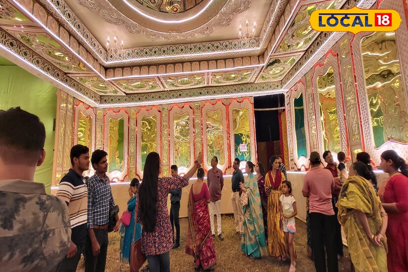যা বিভিন্ন আলোকসজ্জার মাধ্যমে ফুটিয়ে তোলা হয়েছে সহজে আপনি ধরতেই পারবেন না যে আপনি রাজমহলে রয়েছেন নাকি রূপনারায়ণপুরে। দর্শনার্থীরা মন্ডপের ভিতরে প্রবেশ করে দেখতে পাবেন, একটি রাজমহলে যে সমস্ত নকশা ব্যবহার করা হয়ে থাকে সে সমস্ত নকশা।