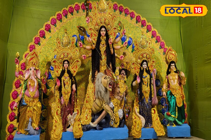 দেশবন্ধু পার্ক রূপনারায়ণপুর পুজো কমিটির কোষাধক্ষ্য সুব্রত সাহা বলেন “প্রত্যেক বছরই আমরা বিভিন্ন থিমের ভাবনায় ফুটিয়ে তুলি পুজো মণ্ডপ। সবার কাছে নজর কারে আমাদের এই পুজো মণ্ডপ। পুজোর পাশাপাশি আমরা বিভিন্ন সামাজিক কাজকর্ম করে থাকি।” (ছবি ও তথ্য : রিন্টু পাঁজা)