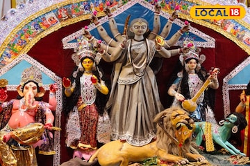 সমাজকে অভিনব বার্তা দিয়ে সাজিয়ে তোলা হয়েছে এই পুজো মণ্ডপ সমাজকে অভিনব বার্তা দিয়ে সাজিয়ে তোলা হয়েছে এই পুজো মণ্ডপ