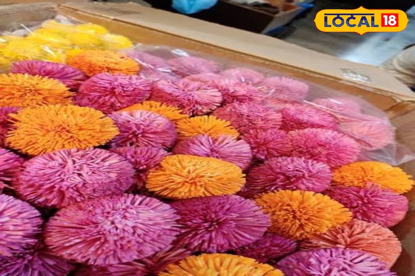  বিক্রেতারা বলছেন, সামান্য কিছু আয়ের আশায় তারা এই ফুল বিক্রি করছেন। তবুও লাভের তুলনায় খাটুনিই বেশি। ক্রেতারাও স্বীকার করছেন—এই শিল্পের প্রকৃত মূল্য বাজারে ধরা পড়ে না। 
