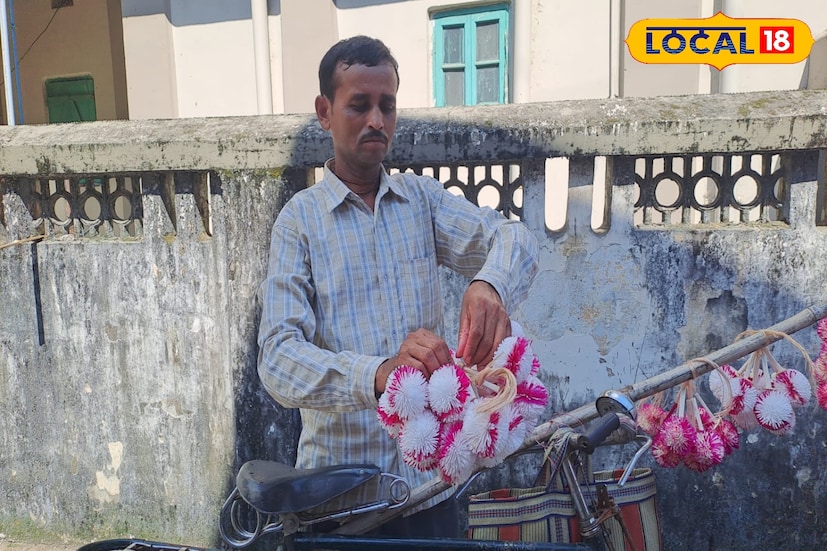বিক্রি ভাল হলেও বিক্রেতাদের আক্ষেপ খাটুনি থেকে দাম অনেক কম! স্বীকার করছেন খোদ ক্রেতারাও। বিক্রেতাদের একাংশের কথায়, কদম ফুল তৈরিতে সময় ও শ্রম প্রচুর লাগে। একেকটি ফুল গড়তে ঘণ্টার পর ঘণ্টা খাটতে হয় শিল্পীদের। অথচ বাজারদর ডজন প্রতি মাত্র ৫০ থেকে ৬০ টাকা, যা বিক্রেতাদের কাছে অনেকটাই কম।