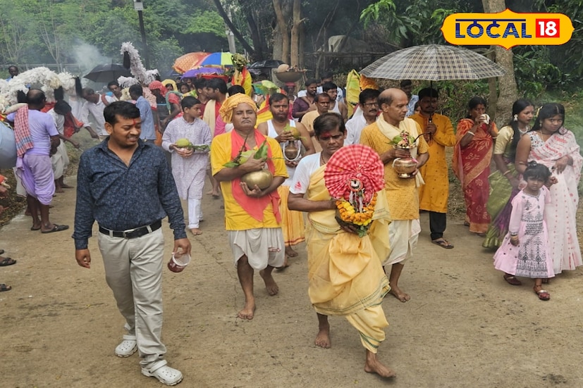 মুর্শিদাবাদ, তন্ময় মন্ডল: আজ দশমী ।দেবী উমার বিদায়ের পালা। বৃহস্পতিবার সকালে দশমী পুজো শেষ হতেই মুর্শিদাবাদের রসোড়াতে একসঙ্গে আটটি ঘট ও নবপত্রিকা নিরঞ্জন করা হল।