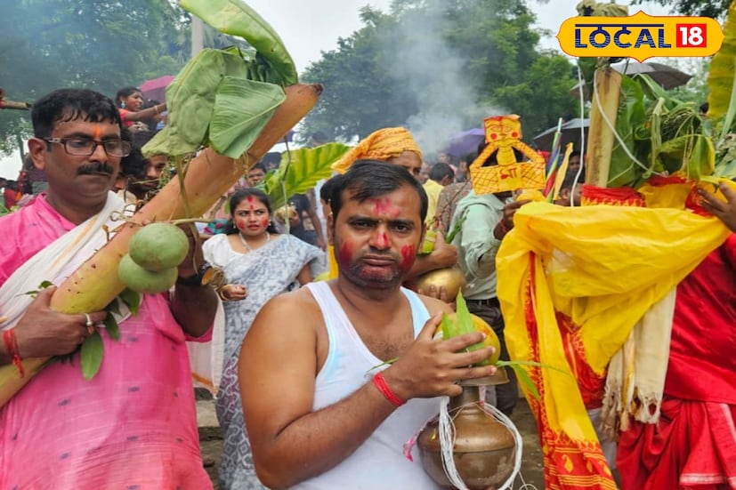 বৃহস্পতিবার সকালে এই নবপত্রিকা ও ঘট নিরঞ্জন দেখতে ভিড় জমান বহু পর্যটকরা। তার কারণ, প্রাচীন রীতি মেনেই স্থানীয় রসোড়া এলাকায় দ' নামক একটি নদীতে এই ঘট নিরঞ্জন করা হয়। ছবি ও তথ্যঃ তন্ময় মন্ডল। 
