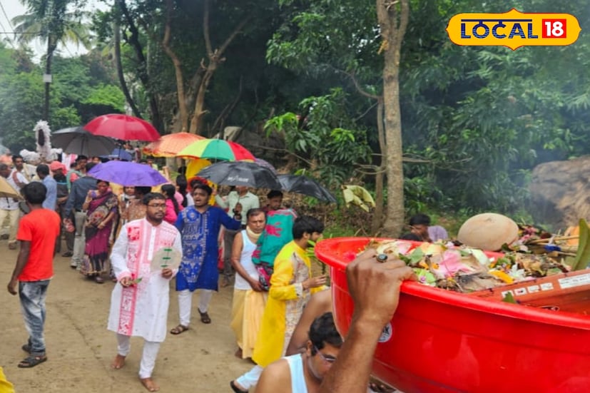 গ্রামের বাসিন্দারা জানিয়েছেন, আমাদের ছোট্ট একটি গ্রাম রসোড়া। শহর লাগোয়া হলেও এই বিজয়া দশমীর দিনেই সমস্ত মানুষ একত্রিত হয়ে গ্রামের আটটি দুর্গাপুজোর ঘট নিরঞ্জন করা হয়। যার শোভাযাত্রা দেখতে ভিড় করেছিলেন অগণিত ভক্ত ও পর্যটকরা। ছবি ও তথ্যঃ তন্ময় মন্ডল। 
