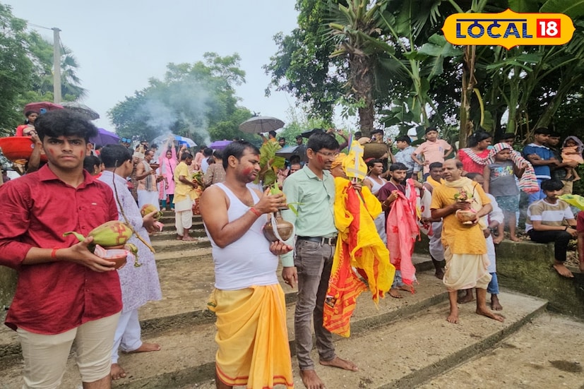 থিমের ভিড় থেকে হারিয়ে গ্রামীণ এলাকায় পুজো এক অন্য মাত্রা দেয়। তাই এই গ্রামের আটটি দুর্গাপুজো হয়। বিভিন্ন মানুষ এই চারদিন পুজোর আনন্দে মেতে ওঠেন। আমরাও দশমীর দিনে মেতে উঠি আট থেকে আশি সকলেই। ছবি ও তথ্যঃ তন্ময় মন্ডল।