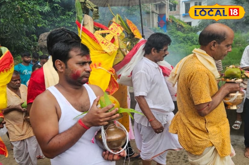 মুর্শিদাবাদ জেলার বিভিন্ন জায়গায় সূচি মেনেই সম্পন্ন হয় দশমীর পুজো। এরপরেই চলে সাত দেখানোর পর্ব এবং তারপরে ঘট ও কলা বৌ অর্থাৎ নবপত্রিকা নিরঞ্জন পর্ব করা হয়। বনাঢ্য শোভাযাত্রার মধ্যে দিয়েই চলে এই পর্ব। ছবি ও তথ্যঃ তন্ময় মন্ডল।