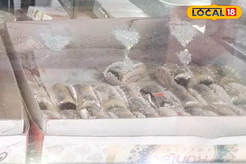 মুর্শিদাবাদ, কৌশিক অধিকারী:দশমীতে মন ভারাক্রান্ত বাঙালির। এবার বিজয়া দশমীর পালা। মিষ্টির প্যাকেট নিয়ে আত্মীয়-বন্ধুদের বাড়ি যাওয়া, বাড়িতে আসা অতিথিদের মিষ্টিমুখ করানোর পালা। 