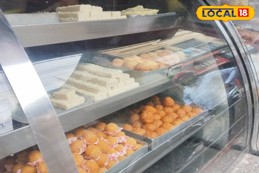 বিক্রেতারা জানিয়েছেন, বিজয়াতে দোকানে বিভিন্ন রকমের মিষ্টির চাহিদা তুঙ্গে । কেশর মালাই, ক্রিম চপ, চাপ সন্দেশ, খেজুর মিষ্টি, রসগোল্লা এমনকি গুরের কালাকাঁদের চাহিদা আকাশছোঁয়া। 