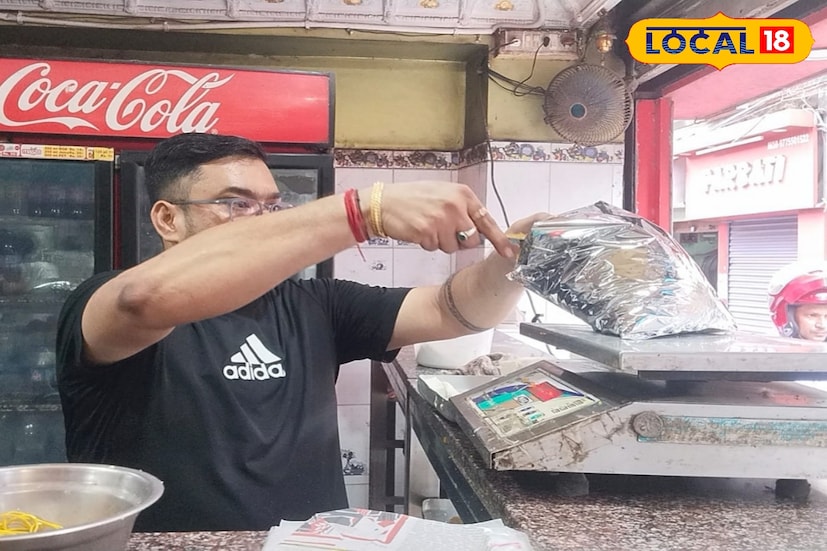 কোনওটা কড়াপাক, কোনওটা বা নরম। দুধ, ক্ষীর, ছানা মিলেমিশে জিভে জল আনা স্বাদ.. বাঙালির বারো মাসে তেরো পার্বণ আর প্রতি পার্বণে মিষ্টি মাস্ট...ষষ্ঠীর বোধন, অষ্টমীর অঞ্জলির মতো দশমীর মিষ্টিমুখও এক চিরাচরিত রীতি। দশমীর বিকেল থেকেই তাই ভিড় বাড়ে মিষ্টির দোকানে।