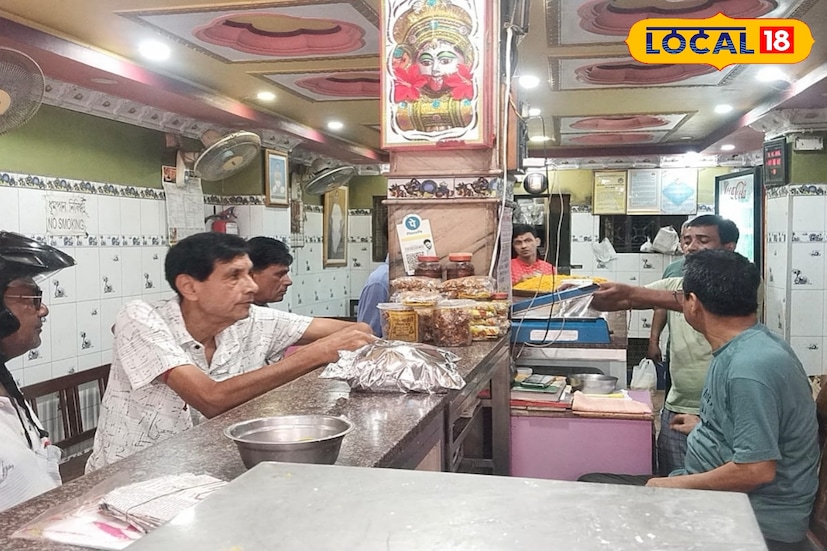 দশমীর বিকেল থেকেই মুর্শিদাবাদ জেলার বহরমপুর, কান্দি, লালবাগ শহরের মিষ্টির দোকানে উপচে পড়া ভিড়।