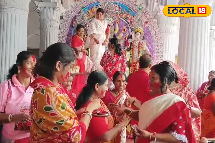 এদিন ভক্ত ও দর্শনার্থীদের ভিড় ছিল চোখে পড়ার মতো। ভৌগলিক বিভাজন ভুলিয়ে দুই বাংলার মানুষ একসাথে উমার বিদায়ে অংশ নেন। দেশ-বিদেশ থেকে আগত পর্যটকেরাও এই ঐতিহাসিক মুহূর্তের সাক্ষী হন। বৃষ্টি উপেক্ষা করেই হাজারো মানুষ ইছামতির তীরে জমায়েত হয়ে বিদায়ী উমাকে প্রণাম জানান, আর আবেগে ভাসেন দুই বাংলার মানুষ।