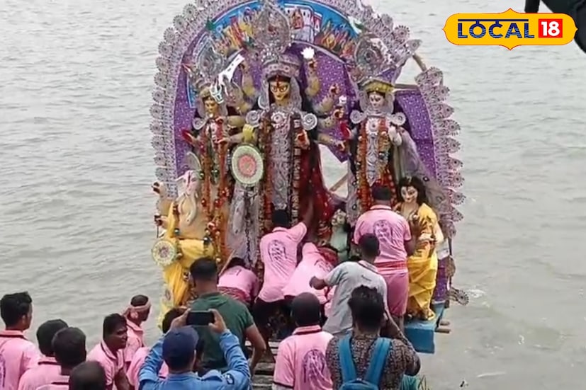 উত্তর ২৪ পরগনার বসিরহাট মহকুমার টাকিতে আজও চিরাচরিত প্রথা মেনে সম্পন্ন হল দুর্গা প্রতিমার নিরঞ্জন। শতাব্দী প্রাচীন এই ঐতিহ্য ঘিরে এক বিশেষ আবেগ কাজ করে দুই বাংলার মানুষের মনে। বিদায় উমা প্রথা মেনে ইছামতি নদীতে টাকি রাজবাড়ির প্রতিমা নিরঞ্জন করা হয়, যেখানে ভৌগলিক সীমানা ভুলিয়ে দুই দেশের মানুষ মিলেমিশে একাকার হয়ে যায়।