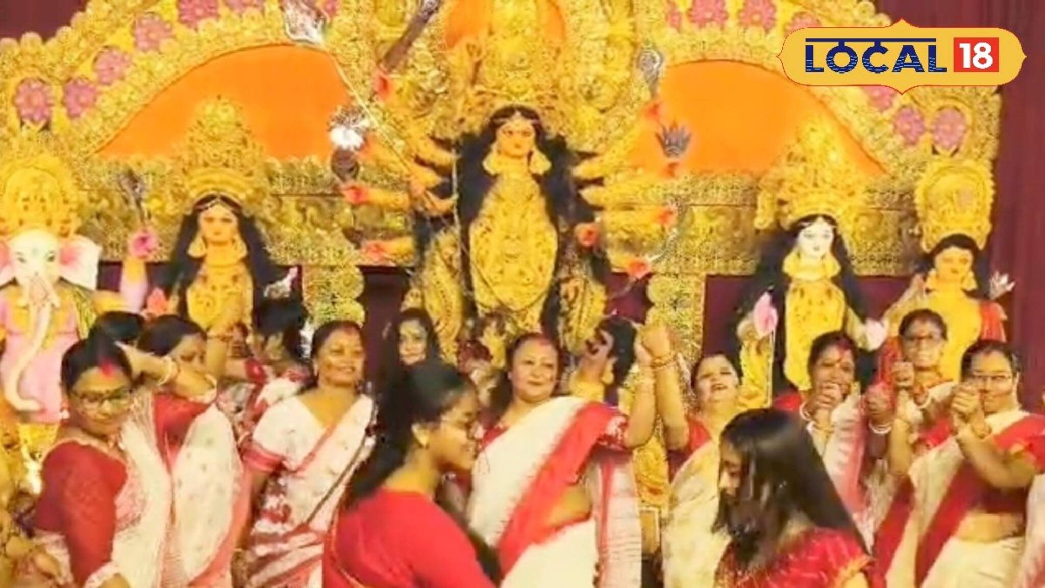 বিজয়া দশমীতে উমার বিদায়ের প্রাক মুহূর্তে মালদহে সিঁদুর খেলায় মাতলেন মহিলারা