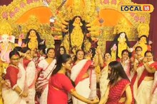 বিজয়া দশমীতে উমার বিদায়ের প্রাক মুহূর্তে মালদহে সিঁদুর খেলায় মাতলেন মহিলারা