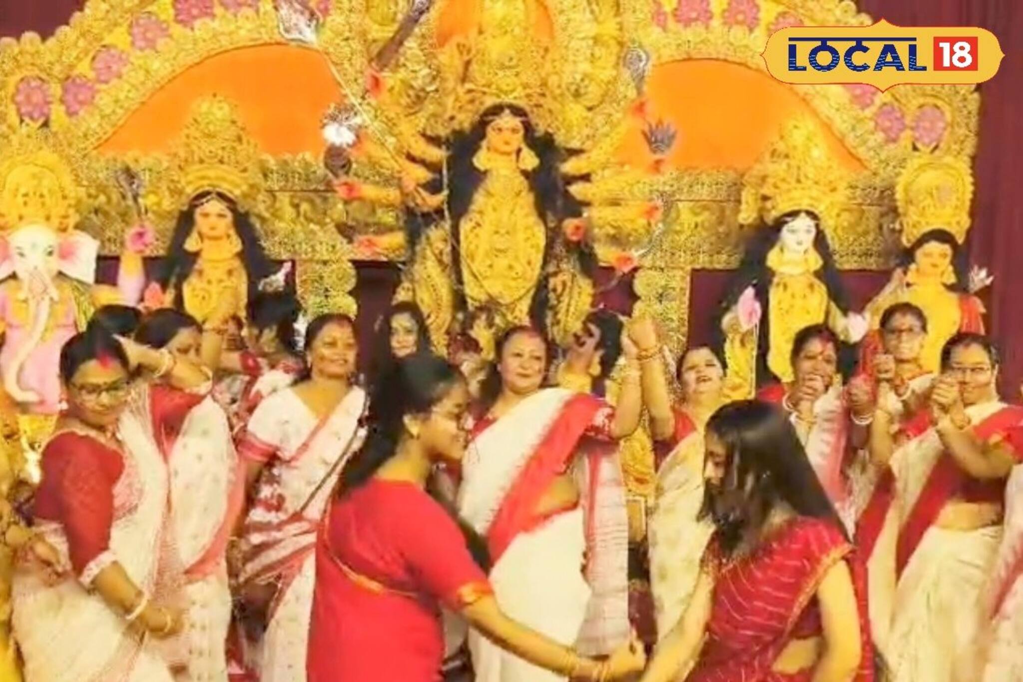 বিজয়া দশমীতে উমার বিদায়ের প্রাক মুহূর্তে মালদহে সিঁদুর খেলায় মাতলেন মহিলারা
