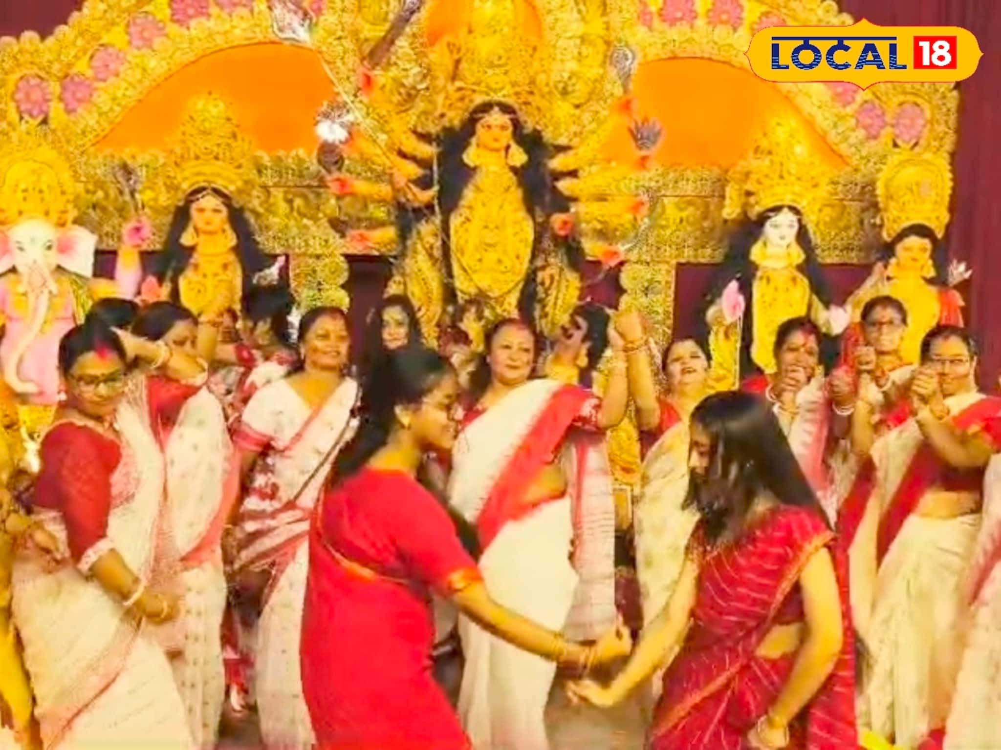 বিজয়া দশমীতে উমার বিদায়ের প্রাক মুহূর্তে মালদহে সিঁদুর খেলায় মাতলেন মহিলারা