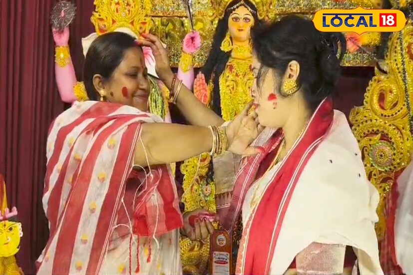 মাকে বিদায় জানানোর আগে প্রথা মেনে ঘট বিসর্জনের পর সিঁদুর খেলায় মেতে উঠলেন মহিলারা। দিকে দিকে দুর্গা পুজোর বিজয়া দশমীর দিনে মালদহে‌ সিঁদুর খেলায় শামিল হলেন শতাধিক মহিলারা।(ছবি ও তথ্য: জিএম মোমিন)