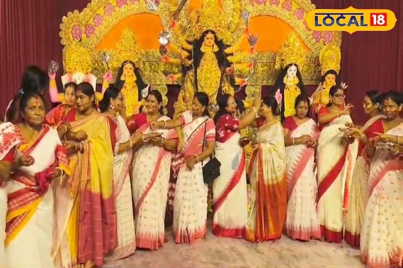 মহা দশমীর পুণ্যতিথি দেবী বিদায়ের পালা। তাই বিদায় বেলায় মালদহ শহরের মণ্ডপে মণ্ডপে চলল দশমীর পুজোপাঠ ও সিঁদুর খেলা। প্রতি বছরের ন্যায় এবারও দশমীর সকালে সিঁদুর খেলায় মাতলেন মালদহ শহরের শরৎপল্লী সার্বজনীন মহিলা পরিচালিত দুর্গোৎসব কমিটির সদস্যরা।(ছবি ও তথ্য: জিএম মোমিন)