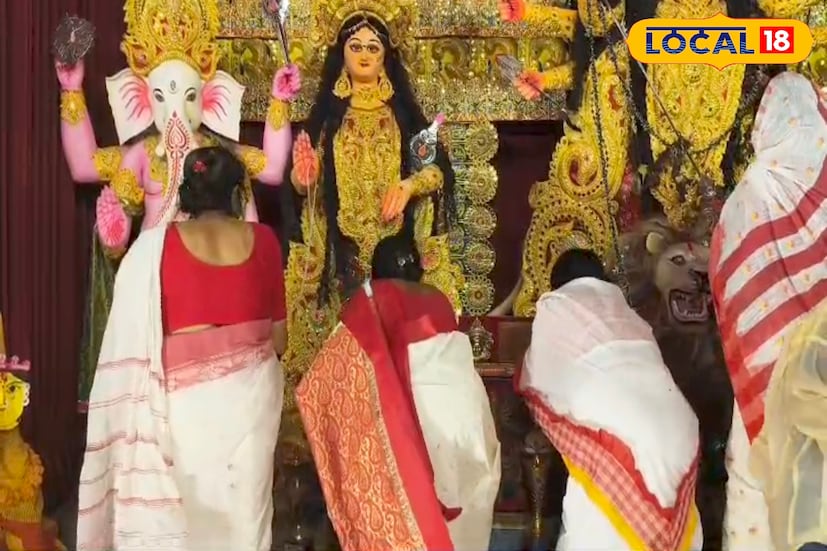 পুজো কমিটির মহিলারা দশমীর বিষাদঘন আবহের মধ্যেই মায়ের চরণে সিঁদুর ছোঁয়ান। আর সিঁদুর ছোঁয়ানোর পরেই বিভিন্ন বয়সী মা-মাসি, কাকিমা, বউদিরা একে অপরের সিঁথিতে, কপালে সিঁদুর লেপনের মধ্য দিয়ে মেতে ওঠেন সিঁদুর খেলার আনন্দে।(ছবি ও তথ্য: জিএম মোমিন)