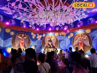 মায়ের শেষ আশ্রয় কি তবে বৃদ্ধাশ্রম? সন্তানের অবহেলা নিয়ে সমাজকে ভাবাচ্ছে কেশবগঞ্জ বারোয়ারির 'ইতি তোমার মা' থিম