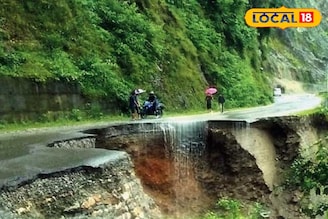 দশমীর দিনে ভোগান্তি, টানা বৃষ্টি ও ধসে উত্তর সিকিমে সড়ক অবরুদ্ধ