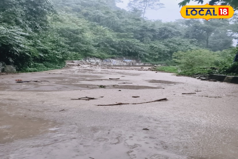 সবচেয়ে ভয়াবহ পরিস্থিতি চুংথাং থেকে লাচেন যাওয়ার রাস্তায়, যা এখনও পুরোপুরি অবরুদ্ধ। তবে আশার কথা, লাচেন থেকে থাঙ্গু এবং থাঙ্গু থেকে গুরুডোংমার পর্যন্ত রাস্তায় চলাচল স্বাভাবিক রয়েছে। ছবি ও তথ্য : ঋত্বিক ভট্টাচার্য