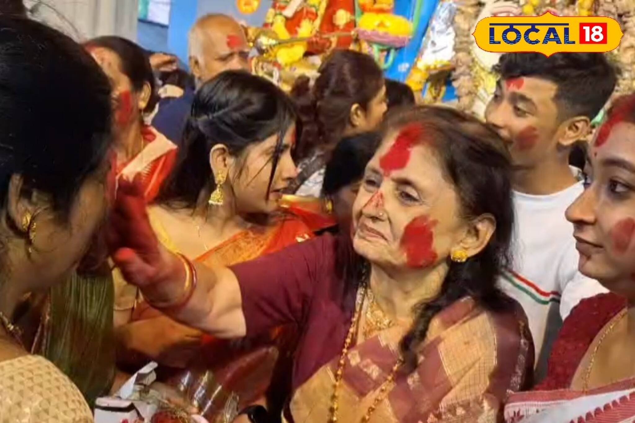 বিষাদেও আনন্দের সুর! কৃষ্ণনগর রাজবাড়িতে সিঁদুর খেলায় মেতে উঠলেন রানীমা  থেকে সাধারণ